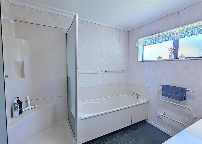 Available Now! Family Near Redwood Forest Rotorua